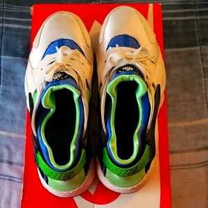 Nike huarache  running.  Used EXCELLENT CONDITION NO WEAR N TEAR